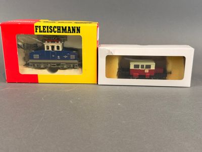la boîte est ouverte, laissant apparaître un petit train dans son emballage