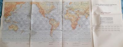une carte du monde posée sur une feuille de papier