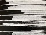 une image représentant une photo en noir et blanc d'un clavier de piano
