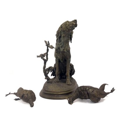 statue en bronze représentant un chien et quatre oiseaux, posée sur un socle