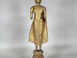 une image représentant une statue de Bouddha en or sur fond blanc