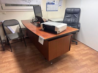 un bureau équipé d'un ordinateur et d'une imprimante