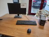 un bureau d'ordinateur équipé d'un clavier et d'un écran