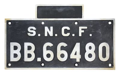 un panneau en noir et blanc sur lequel est inscrit « sncff bb 66480 »