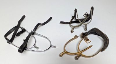trois paires de lunettes et une paire de ciseaux posés sur une table