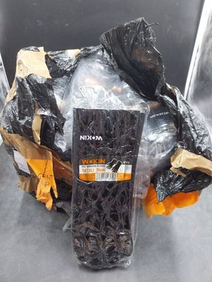 un tas d'objets noirs et orange emballés dans du plastique