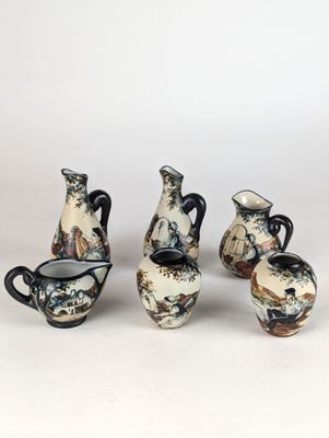 Plusieurs types de vases sont exposés sur une surface blanche