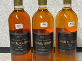 trois bouteilles de vin sont alignées sur un comptoir