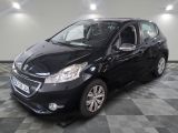 la petite voiture noire est garée dans une grande pièce