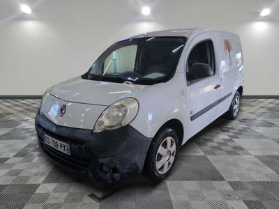 la photo d'une petite camionnette blanche garée dans un garage