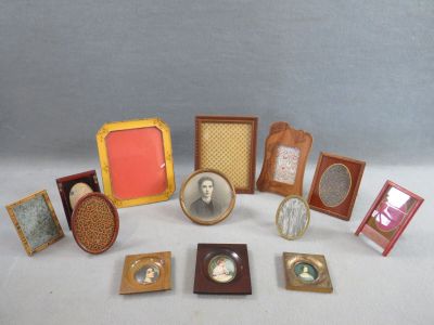 tout un tas de photos posées sur une table