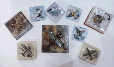 beaucoup de petits avions miniatures sur la table