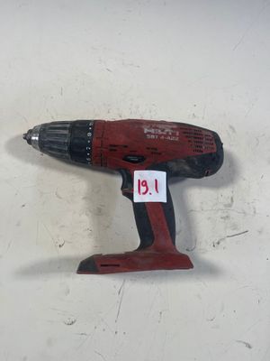une perceuse sans fil posée sur une table