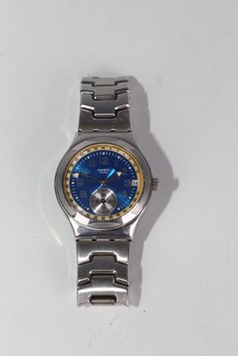 une montre en argent avec un cadran bleu sur un fond blanc