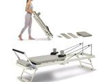 deux photos d'une femme marchant à côté d'un appareil de Pilates