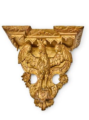 une image représentant une sculpture dorée sur fond blanc, avec un fond blanc
