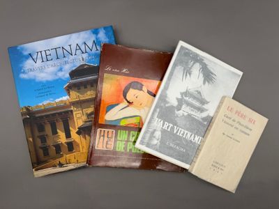 plusieurs livres sont empilés sur une table