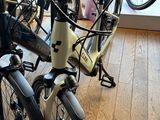 un vélo garé près d'une fenêtre