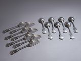 beaucoup de cuillères et de fourchettes en argent sur la table