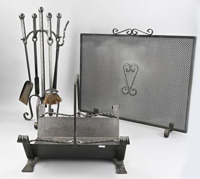 un pare-feu de cheminée sur lequel sont posés tout un tas d'outils