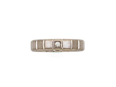 gros plan d'une bague sur fond blanc
