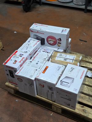 Plusieurs cartons contenant des appareils électroniques sont empilés sur une palette