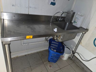un évier en acier inoxydable avec un panier bleu en dessous