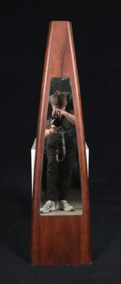 quelqu'un se prend en photo dans un miroir avec un appareil photo