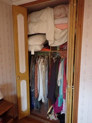 une armoire remplie de vêtements