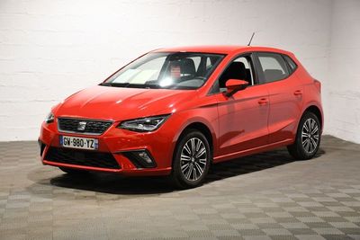 une voiture Ibe rouge garée dans un garage