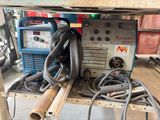 une machine posée sur une table