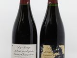 deux bouteilles de vin posées l'une à côté de l'autre sur une surface blanche