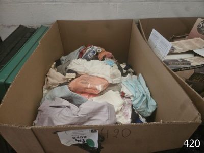 une boîte en carton remplie de vêtements et d'autres objets