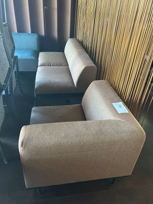 trois canapés et une table dans une pièce