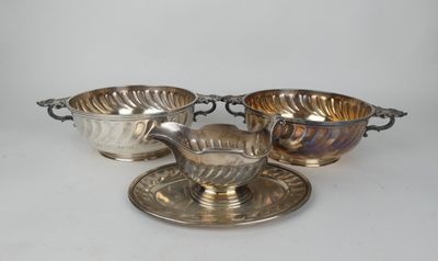 trois bols et soucoupes en métal argenté, posés sur une soucoupe