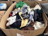 une boîte en carton remplie de vêtements et d'autres objets