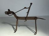 sculpture d'un cheval en métal, au long cou et aux longues pattes