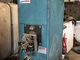 une machine bleue qui se trouve dans un garage