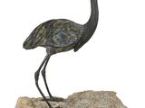 statue d'un oiseau posé sur un rocher, sur fond blanc