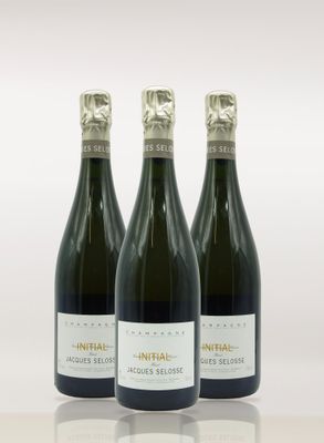 trois bouteilles de vin posées sur une table l'une à côté de l'autre