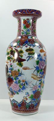 un vase posé sur une table blanche