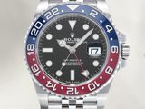 une montre Rolex avec une lunette rouge, blanche et bleue