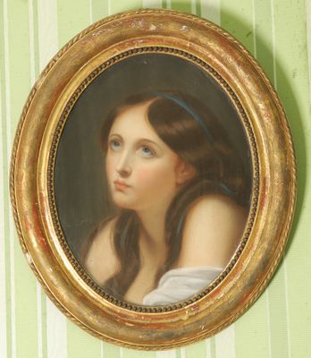 un tableau représentant une femme aux cheveux longs, dans un cadre doré