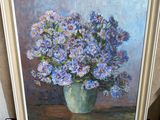 un tableau représentant un vase rempli de fleurs violettes posé sur une table