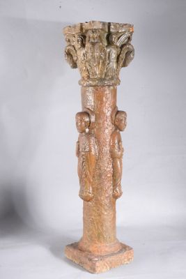 une image représentant une statue d'un homme et d'une femme sur un socle