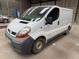 une camionnette blanche garée dans un parking