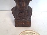 une petite statue représentant un homme, avec une pièce à côté