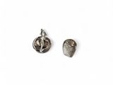 une paire de boucles d'oreilles en argent posées sur une surface blanche