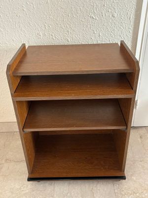une bibliothèque en bois comportant trois étagères
