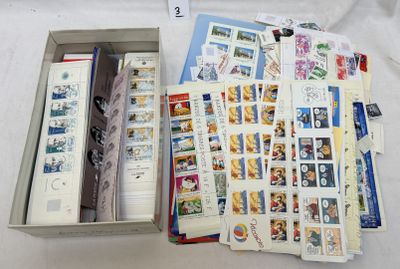 un lot de timbres dans une boîte sur une table